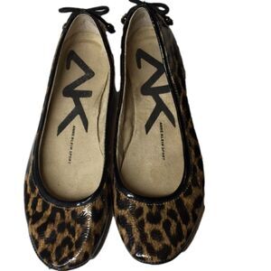 Anne Klein Sport Flats Size 6M  Animal Print Bow Tassel Accent on‎ Back Heel